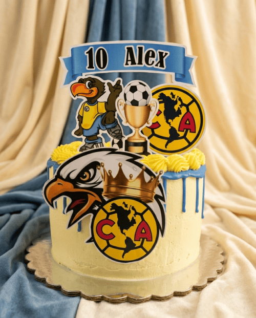 pastel con temática del equipo mexicano el América, con betún amarillo y blanco y un drip de chocolate blanco color azul