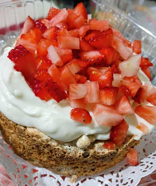 mini mostachón con fresa fresca en cubitos y betún de queso